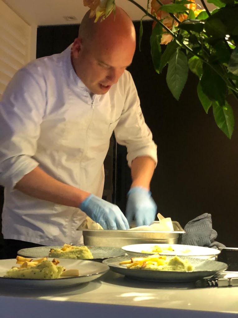 Chef De Haan aan het werk